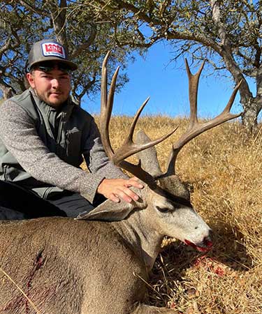 Blacktail deer hunting outfitter in California